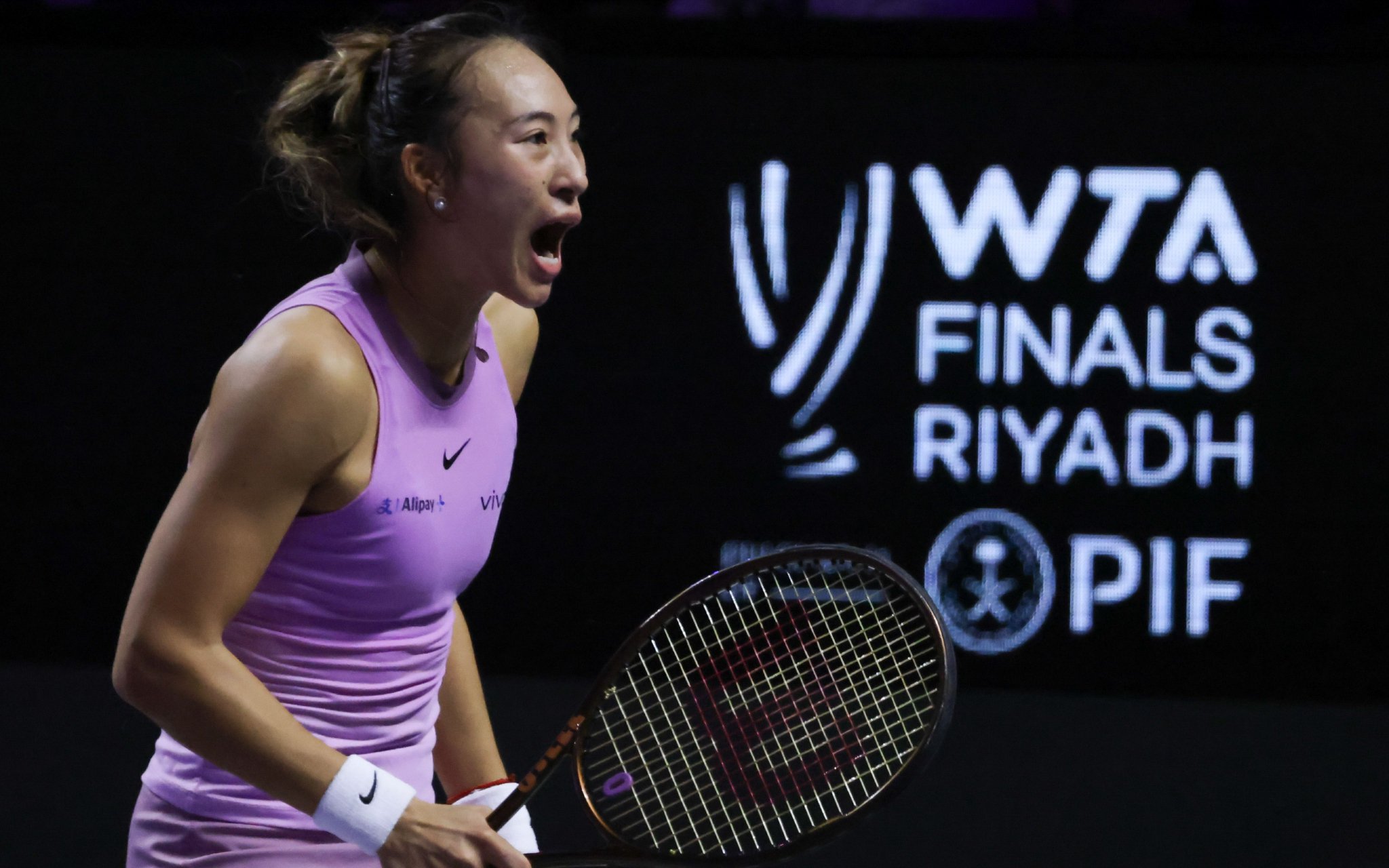 鄭欽文在比賽中慶祝得分。 圖/新華社