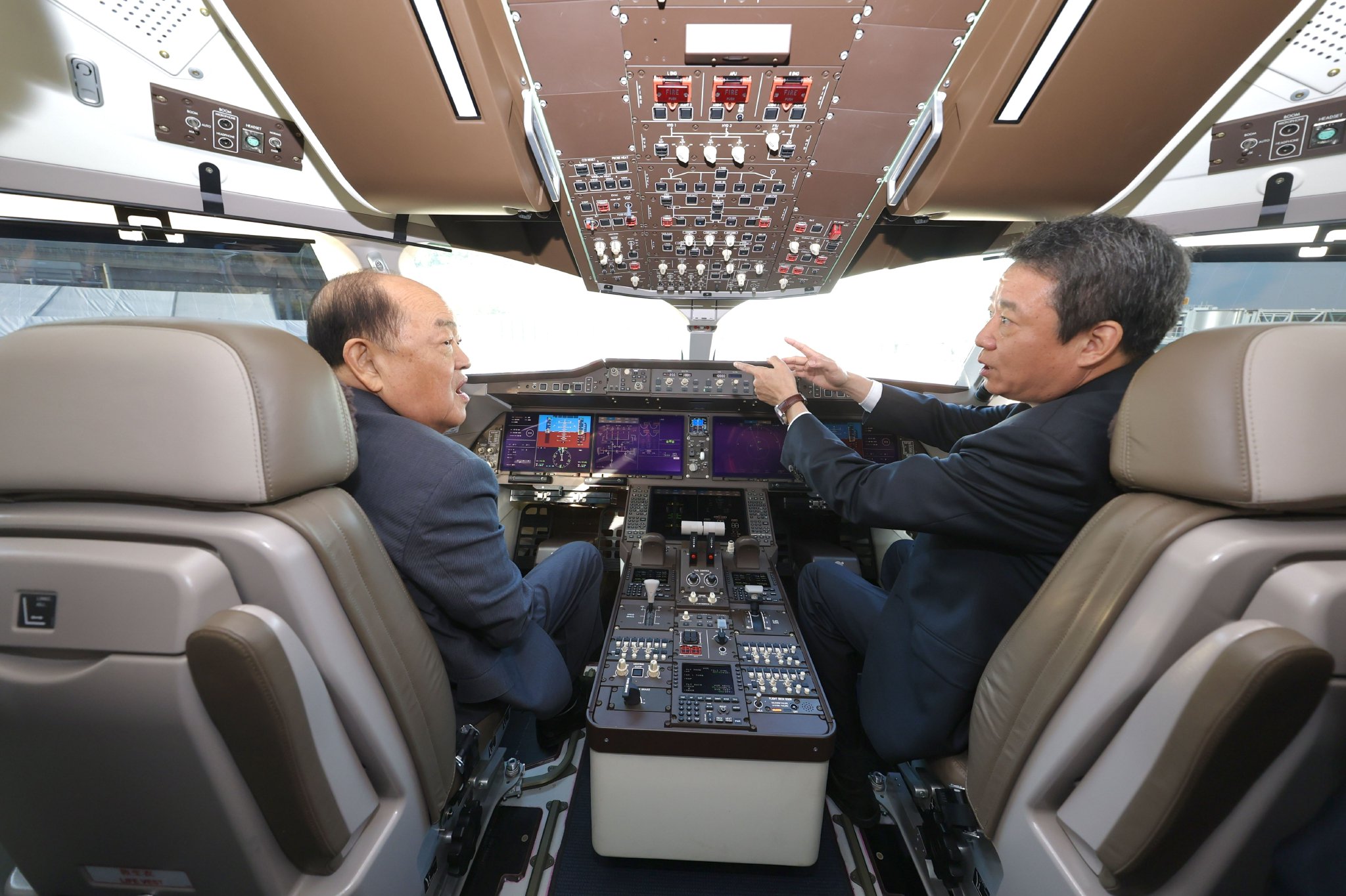 賀一誠體驗C919駕駛艙。武明飛攝