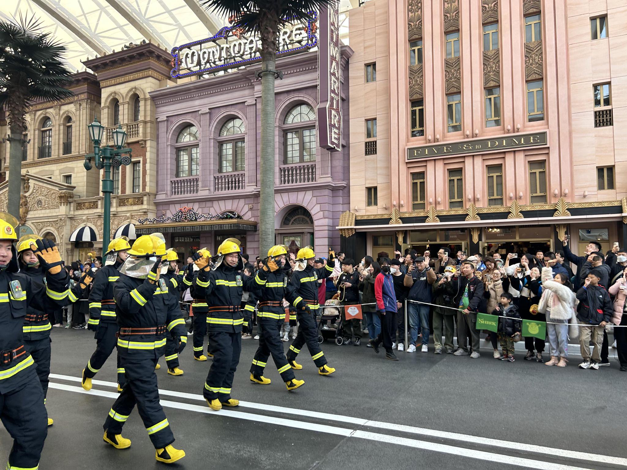 走在荷李活大道上的消防員向遊客們打招呼。新京報記者 彭鏡陶 攝
