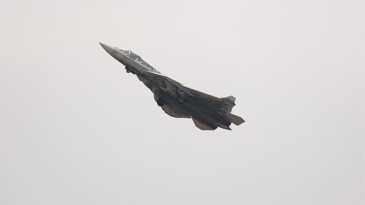 俄苏-57战机珠海高空炫技