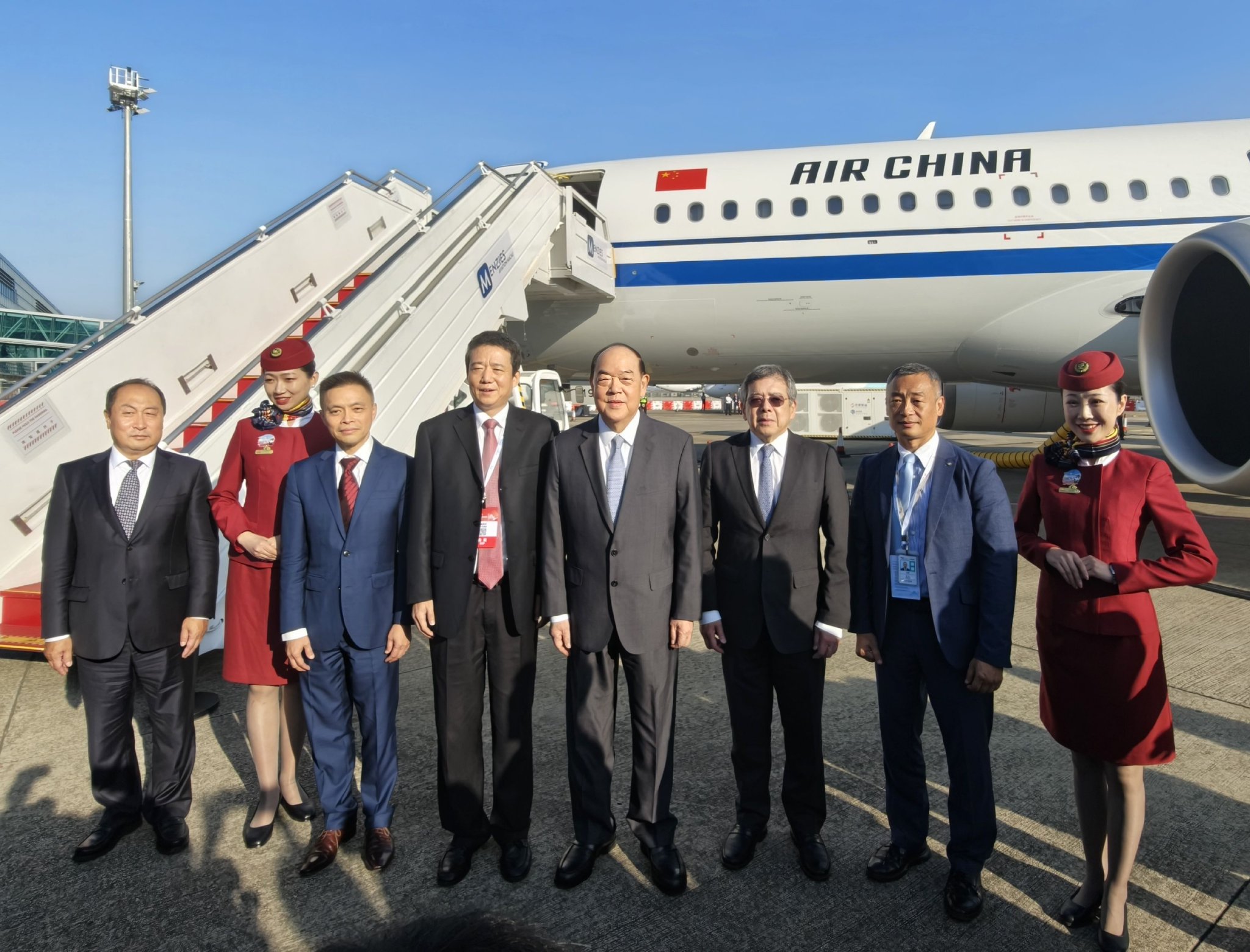 嘉賓在C919飛機下合照。陶冉攝