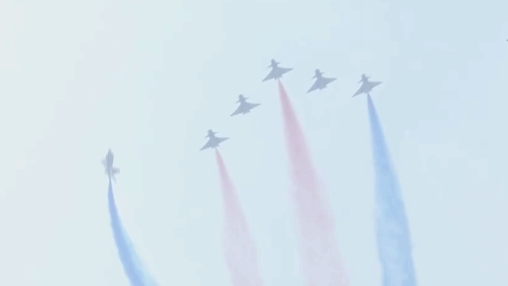 率先登场!空军“八一”飞行表演队上演空中大片
