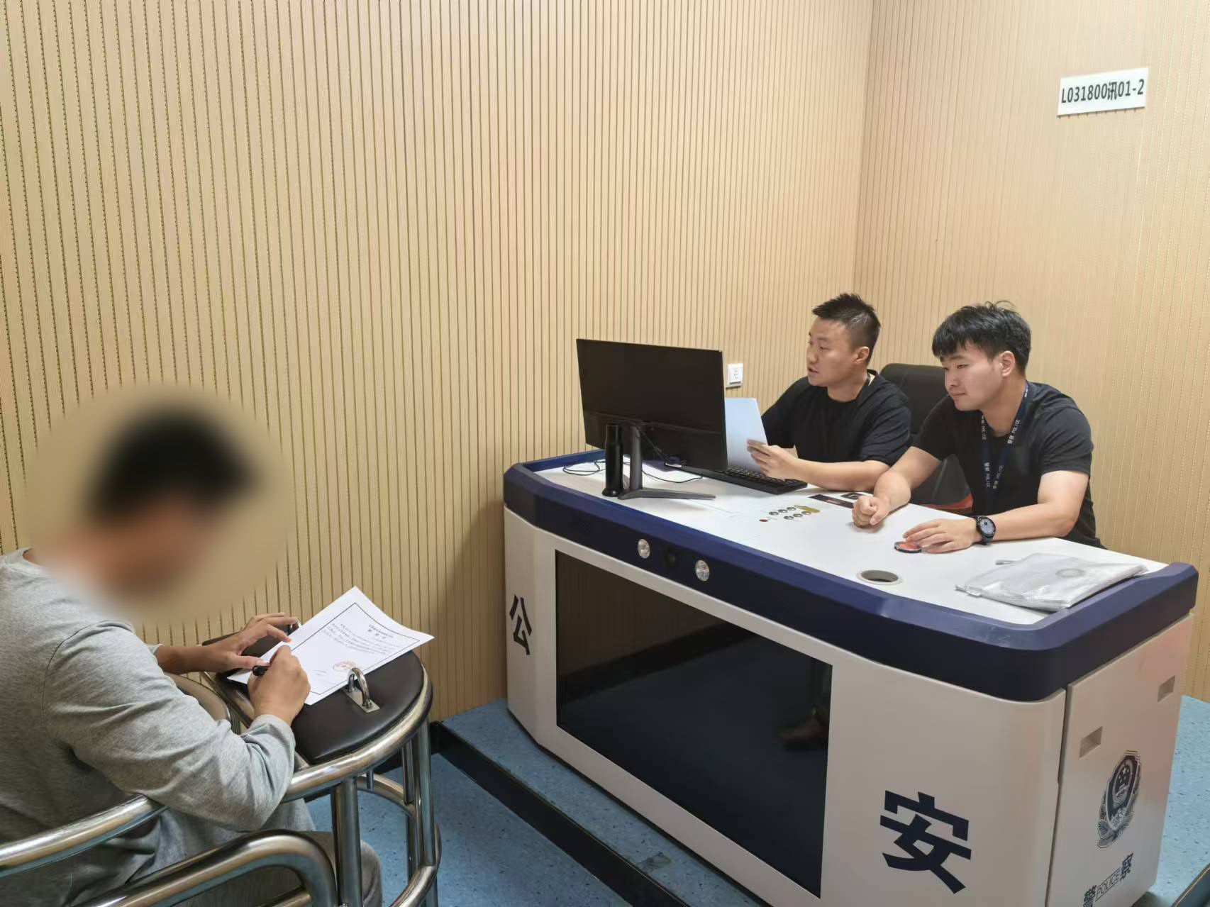 警方審訊嫌疑人。上海閔行警方供圖