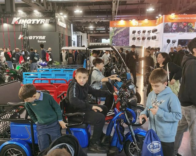 生产商回应三蹦子走红米兰车展，客户要求保留“倒车请注意”