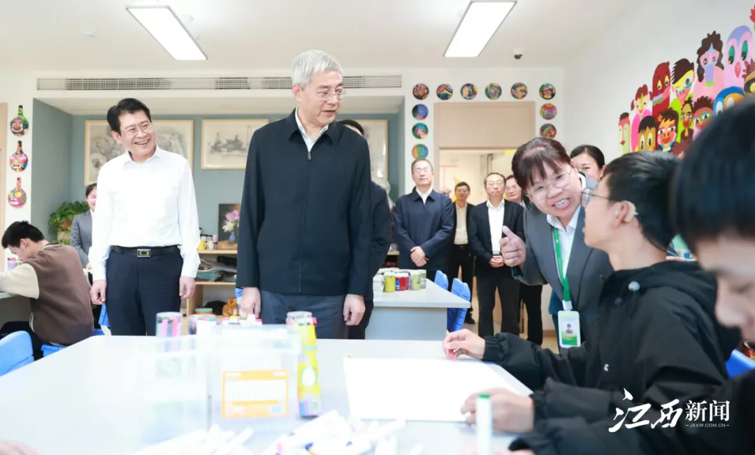 尹弘參觀蘆溪縣特殊教育學校學生美術作品,鼓勵他們用繪畫記錄生活、創造美好。