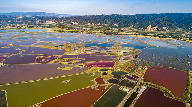 运城盐湖北靠市区,南依中条山,在特定天气、季节里会呈现出七彩斑斓。 运城市委网信办 供图