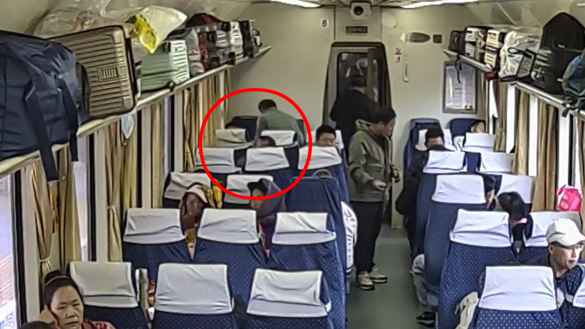張某拿走桌上的手機。 圖源:北京鐵路公安處
