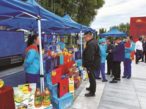 开放日活动现场,宣传介绍中国石油昆仑好客自有商品。 孙晶 摄