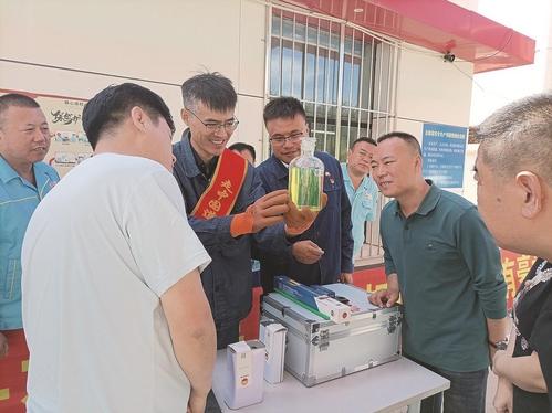 长春分公司工作人员讲解油品质量检测相关工作。何佳慧 摄