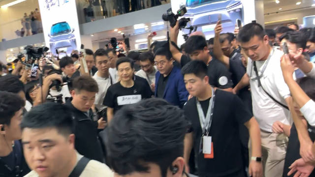 行走的流量啊！雷军走到哪里…