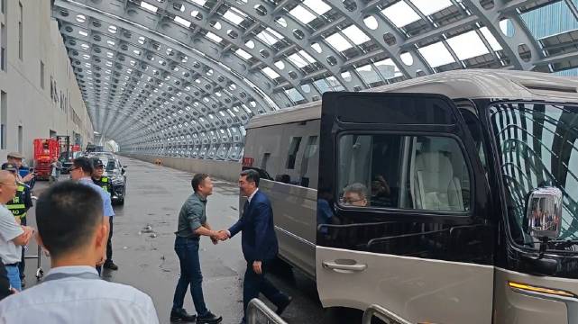 车展现场，何小鹏门口迎接前一汽老总，现广州市长孙志洋