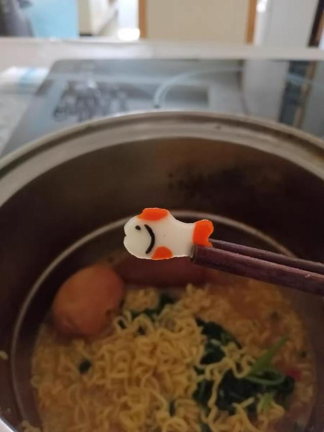 在产品评论区下,有消费者晒出小鱼图片