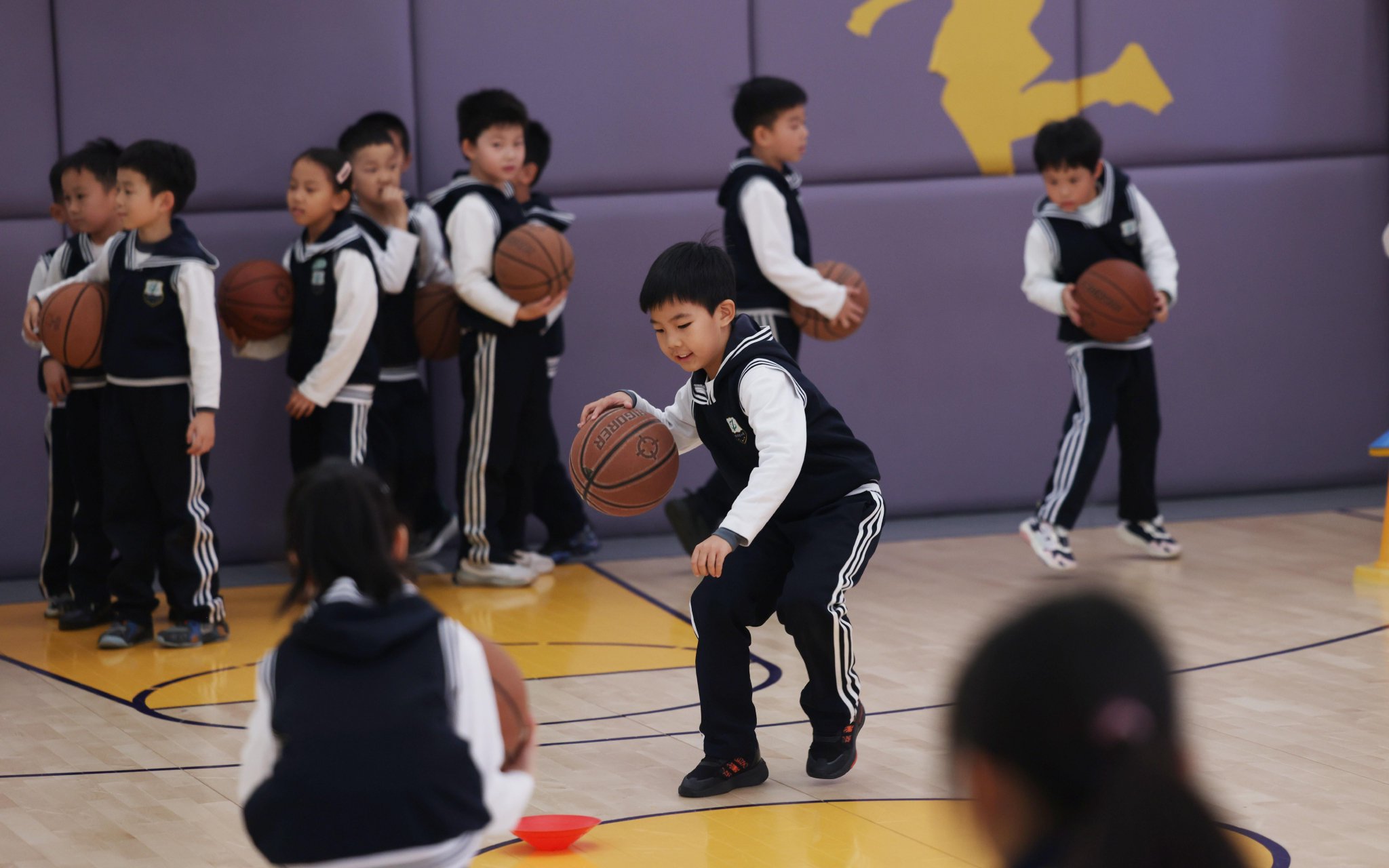 11月21日，朝陽區實驗小學學生在上籃球課。 新京報記者李木易 攝