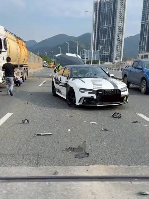 视频：暴躁的RS4，一脚油门，谁也不服……