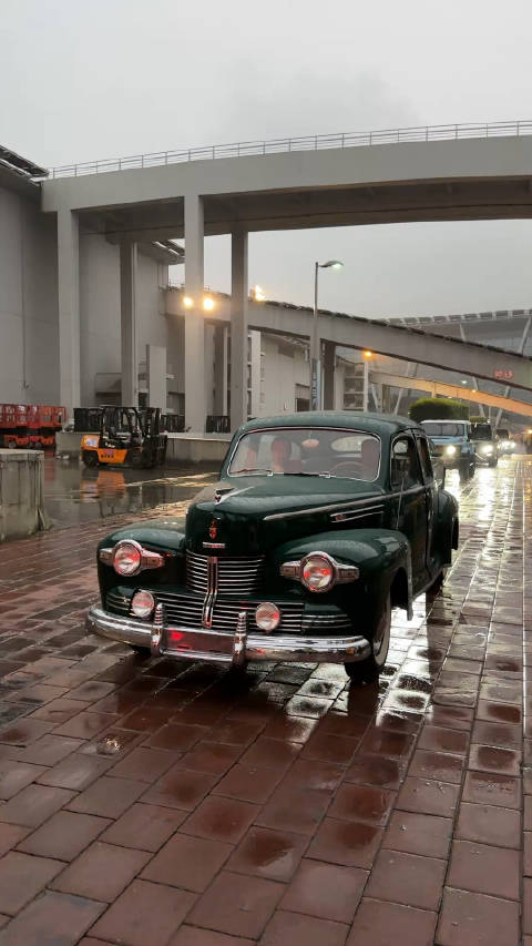 遇到正在撤展的1942 LINCOLN ZEPHYR，雨中很有感觉