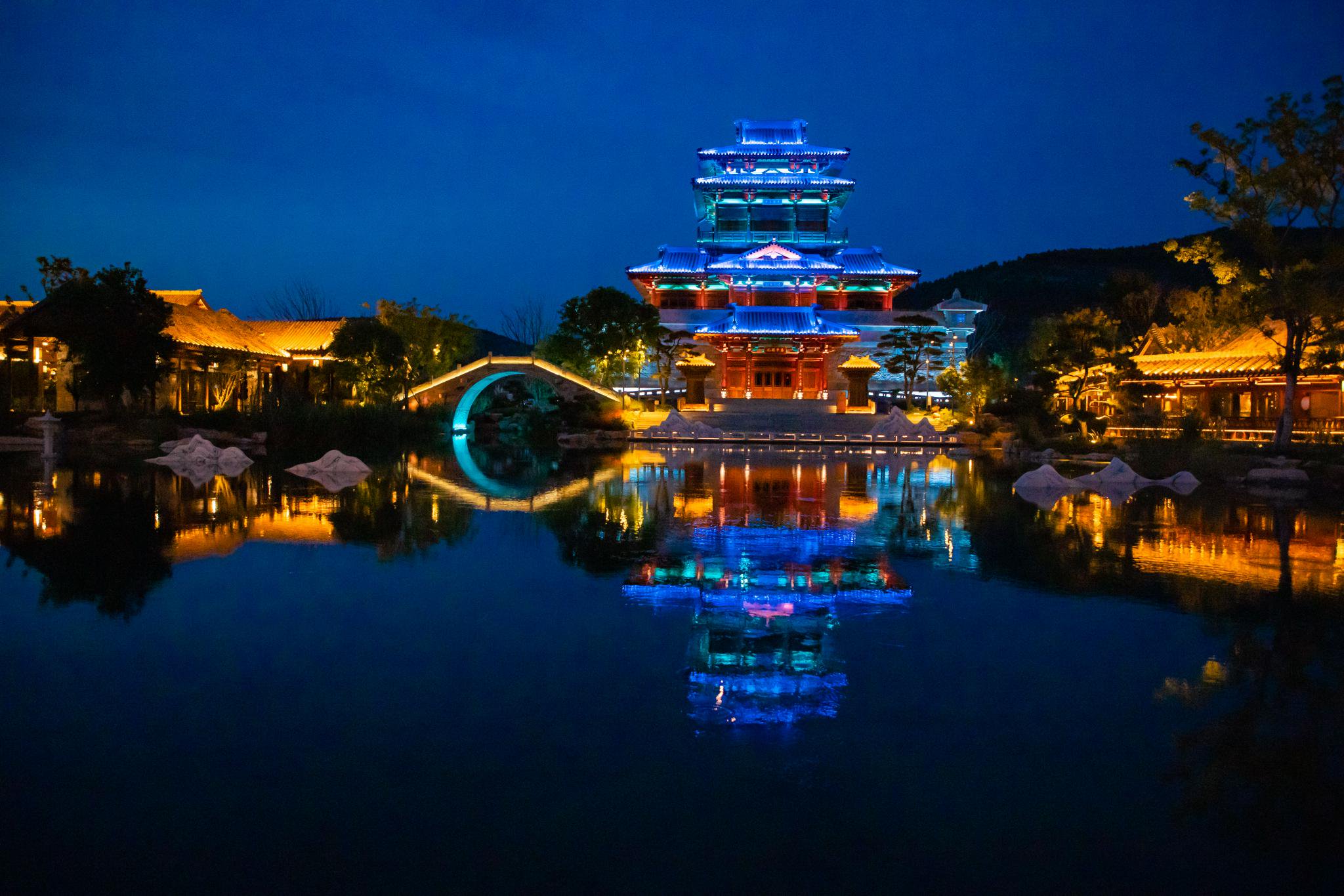 魯源小鎮夜景，受訪者供圖。