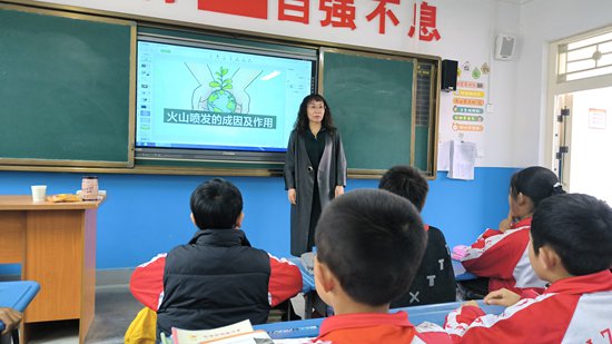     10月30日，寧夏回族自治區固原市西吉縣興隆鎮中心小學，銀齡教師楊玲給學生上科學課。受訪者供圖