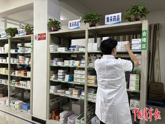     9月10日，河南省周口市沈丘縣北郊鄉衛生院藥房內，一名藥師正在整理藥品。中青報·中青網記者 劉昶榮/攝