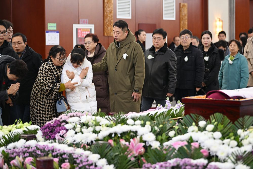 11月30日,人們在告別儀式現場瞻仰葉嘉瑩先生的遺體。新華社記者 李然 攝