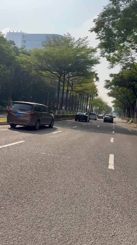 蔚来 ET9 的动态视频来了，看着尺寸不小，行驶的状态很平稳