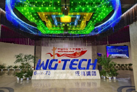 12月3日,“加快打造新型工业强市”网络主题宣传走进沃格光电。熊长军 摄