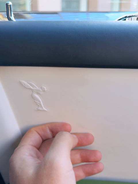 沉浸式撸撸大幻影 都玩大屏幕的时代，这种布满实体按键的内饰…