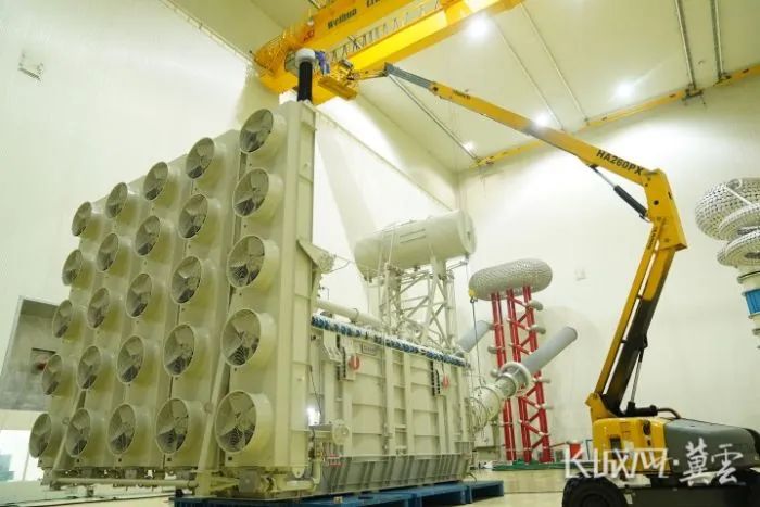 技术人员正在进行试验前的各项准备工作。通讯员 王继军 摄