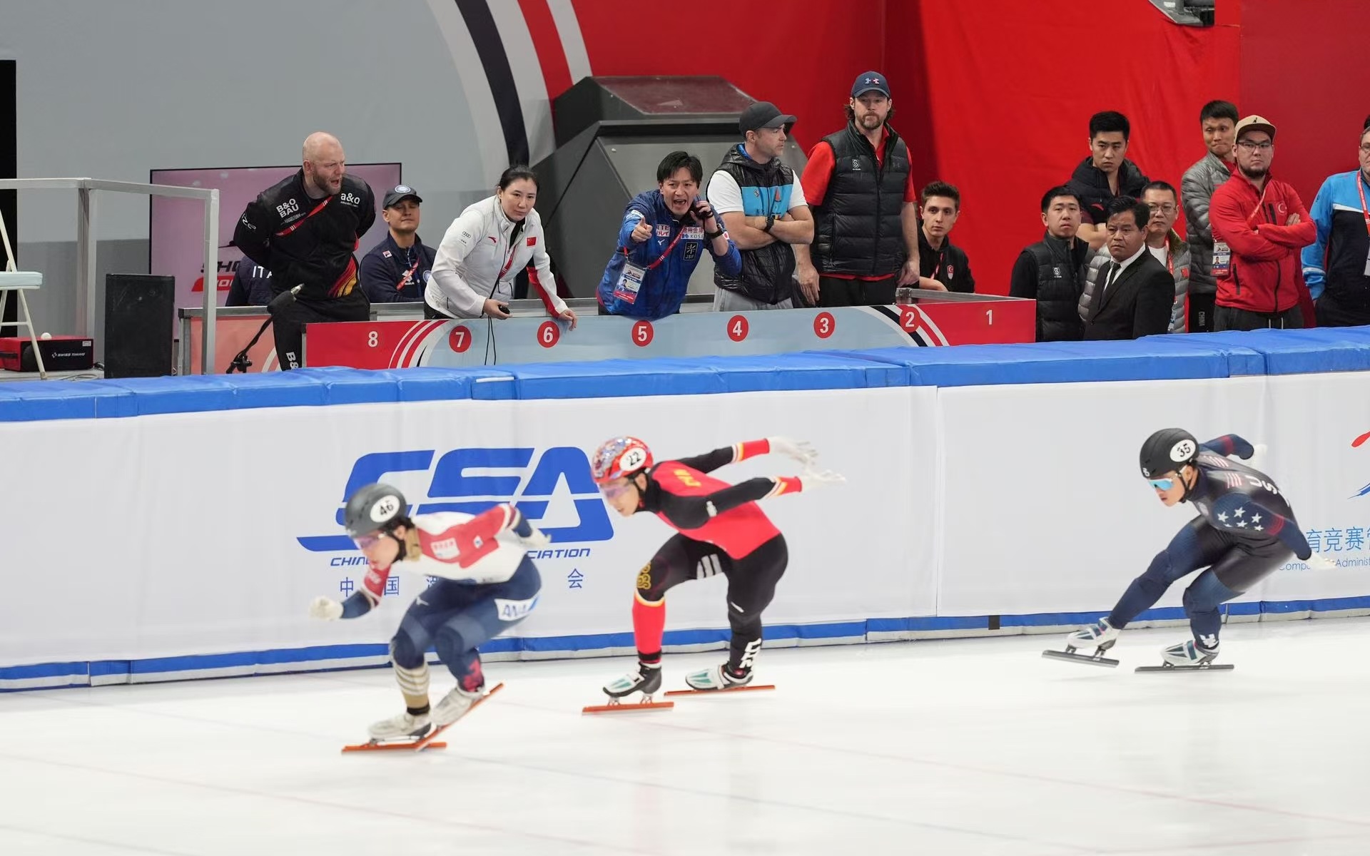 北京站比賽，孫龍（22號）報名了男子500米、1000米和1500米3個單人項目。 新京報記者 王飛 攝