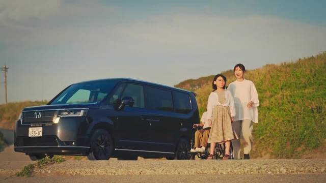 本田StepWGN福祉版官方宣传片，似乎只加装了后跳板+牵引机构…