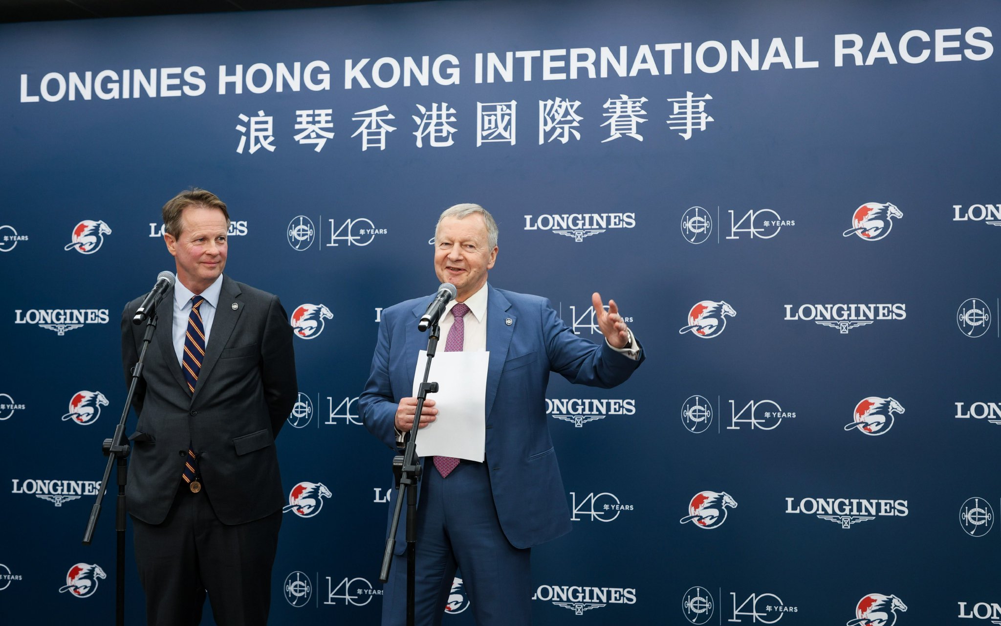 賽後，香港賽馬會行政總裁應家柏（右）與媒體代表交流。 香港賽馬會供圖