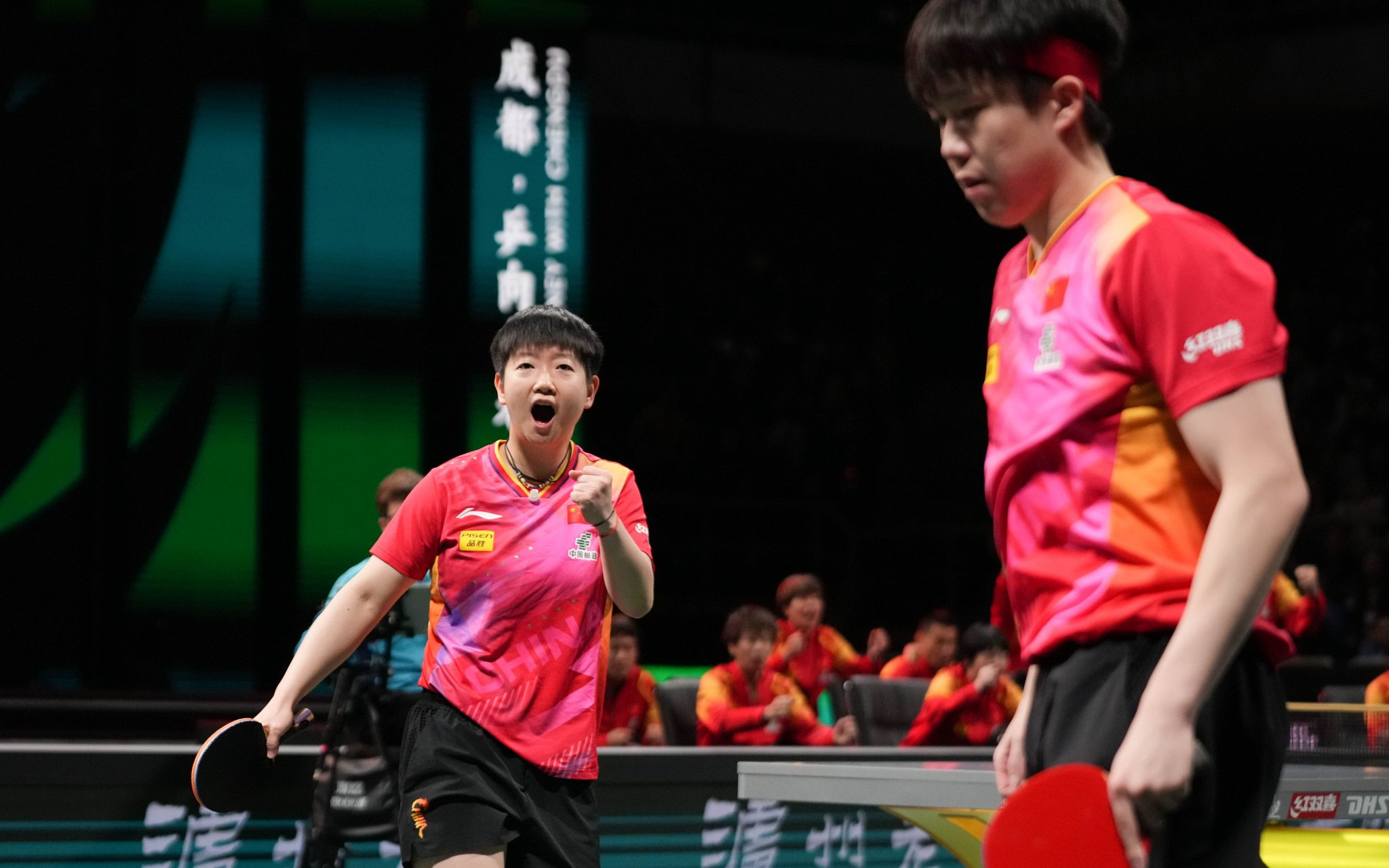 國乒隊與南韓隊的決賽，孫穎莎在混雙比賽中慶祝得分。 圖/新華社