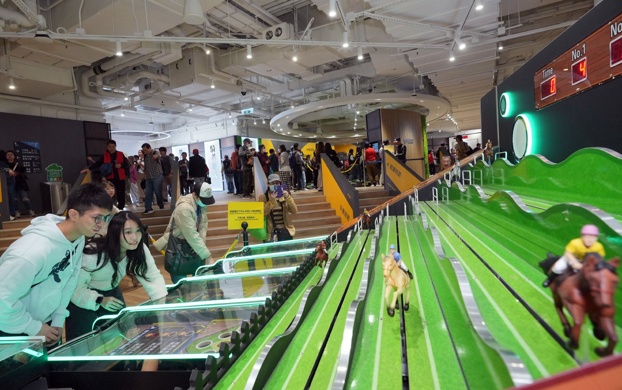 香港國際賽事舉辦期間，馬場內設有賽馬體驗項目。 香港賽馬會供圖