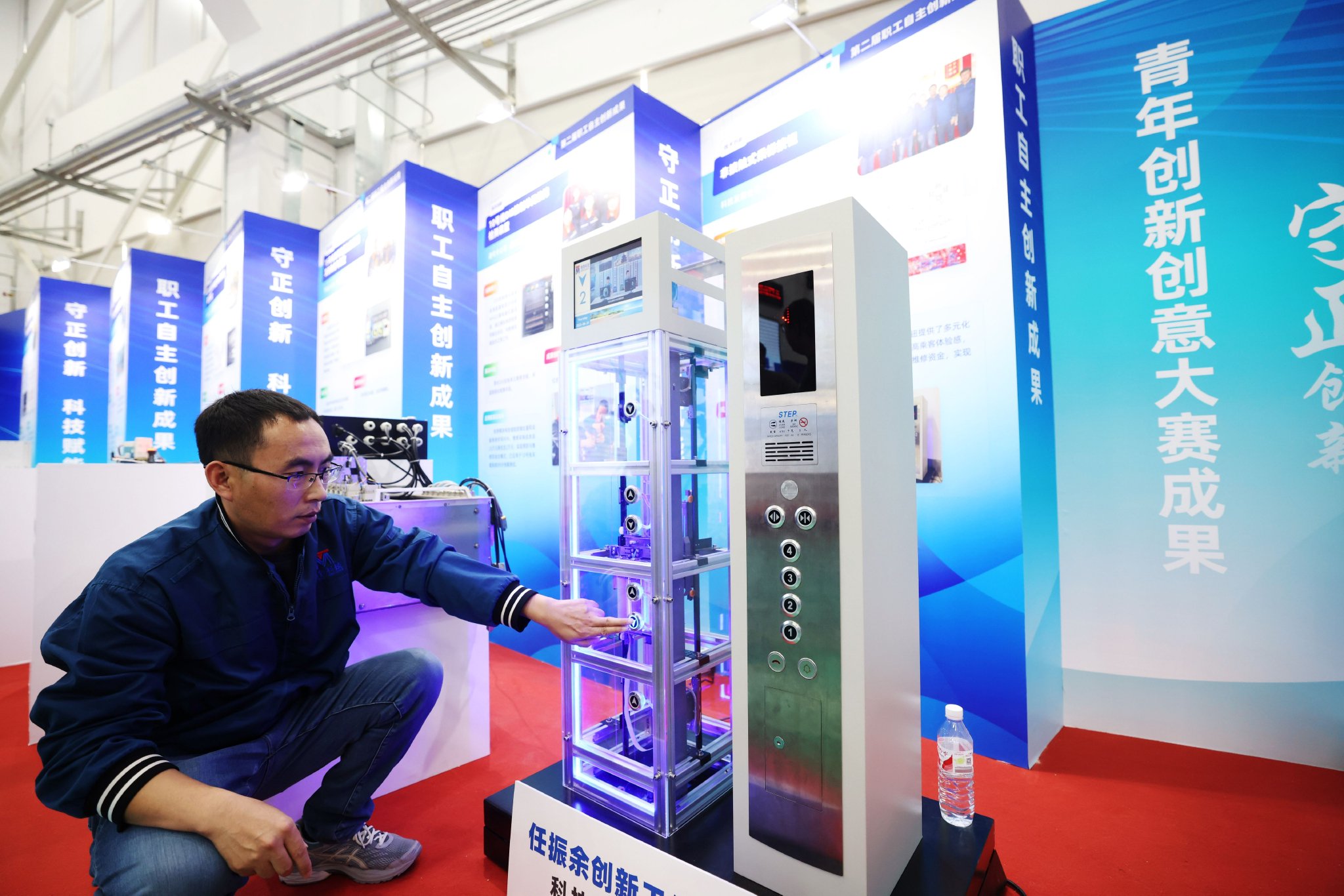 工作人員演示非接觸式電梯按鈕。新京報記者 王貴彬 攝