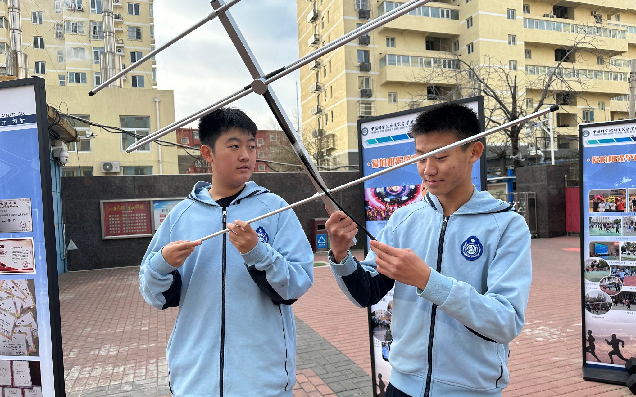 兩名高中學生在展示他們製作的八木天線模型。 新京報記者劉洋 攝