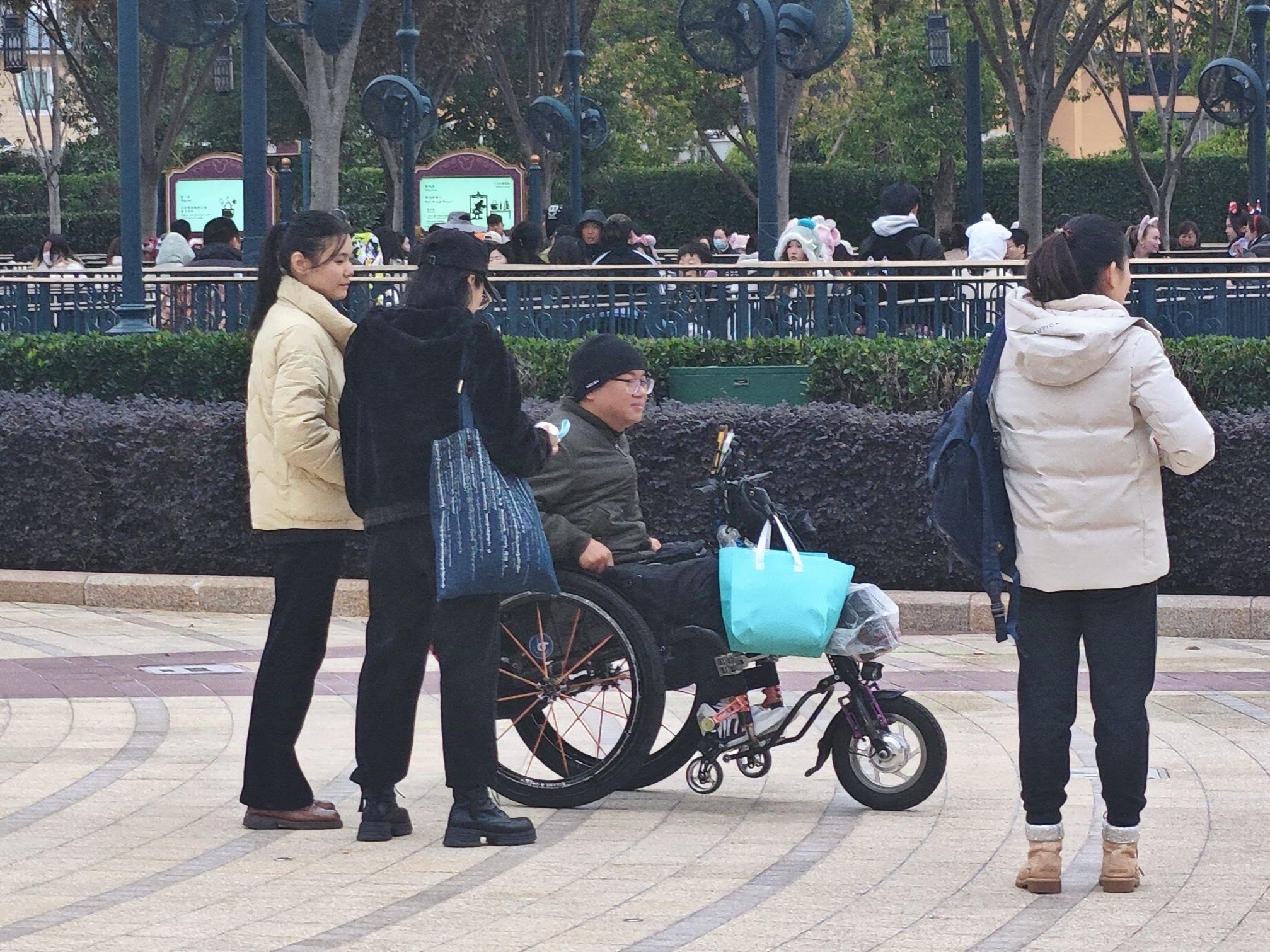 12月10日，殘特殊需要人士駕駛電動輪椅進入上海迪士尼樂園遊玩。新京報貝殼財經記者俞金旻攝