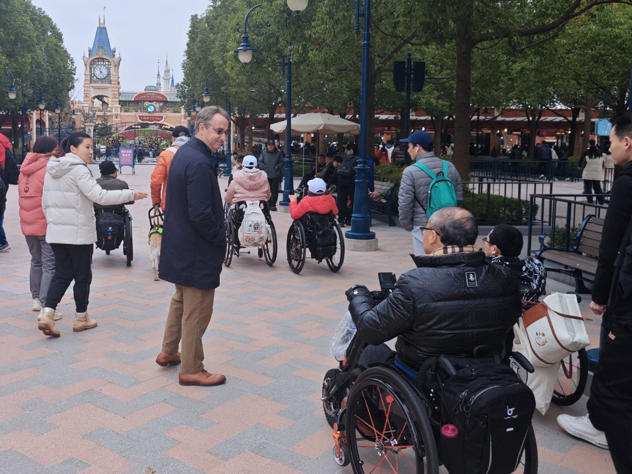 12月10日，殘特殊需要人士駕駛電動輪椅進入上海迪士尼樂園遊玩。新京報貝殼財經記者俞金旻攝