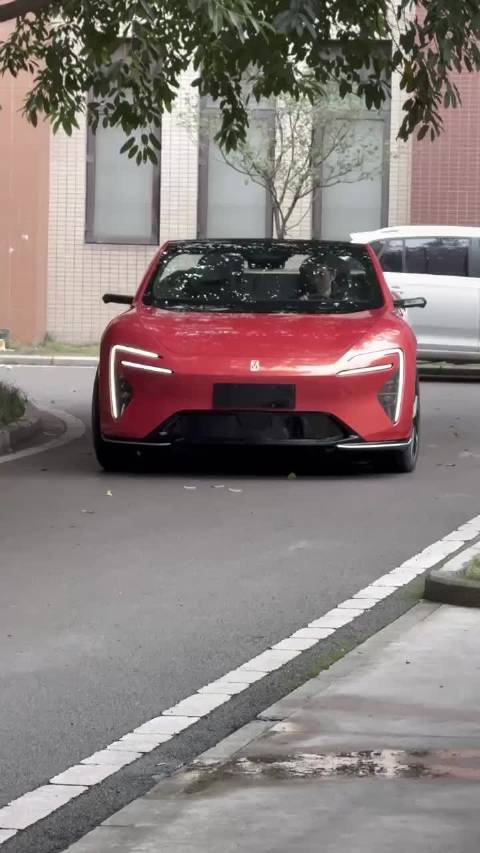 阿维塔06双门敞篷版太飒了，是不是相当哇塞 初看第一眼以为这台车是双门的…