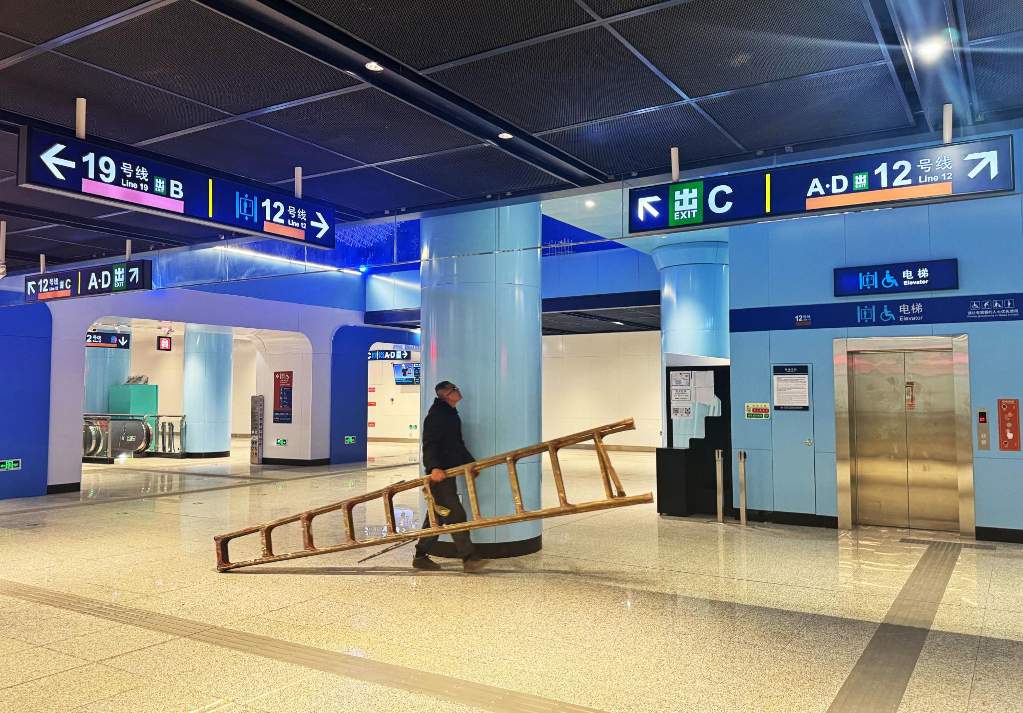 地鐵12號線北太平莊站的站廳層內，工人正在進行檢查。新京報記者 王貴彬 攝