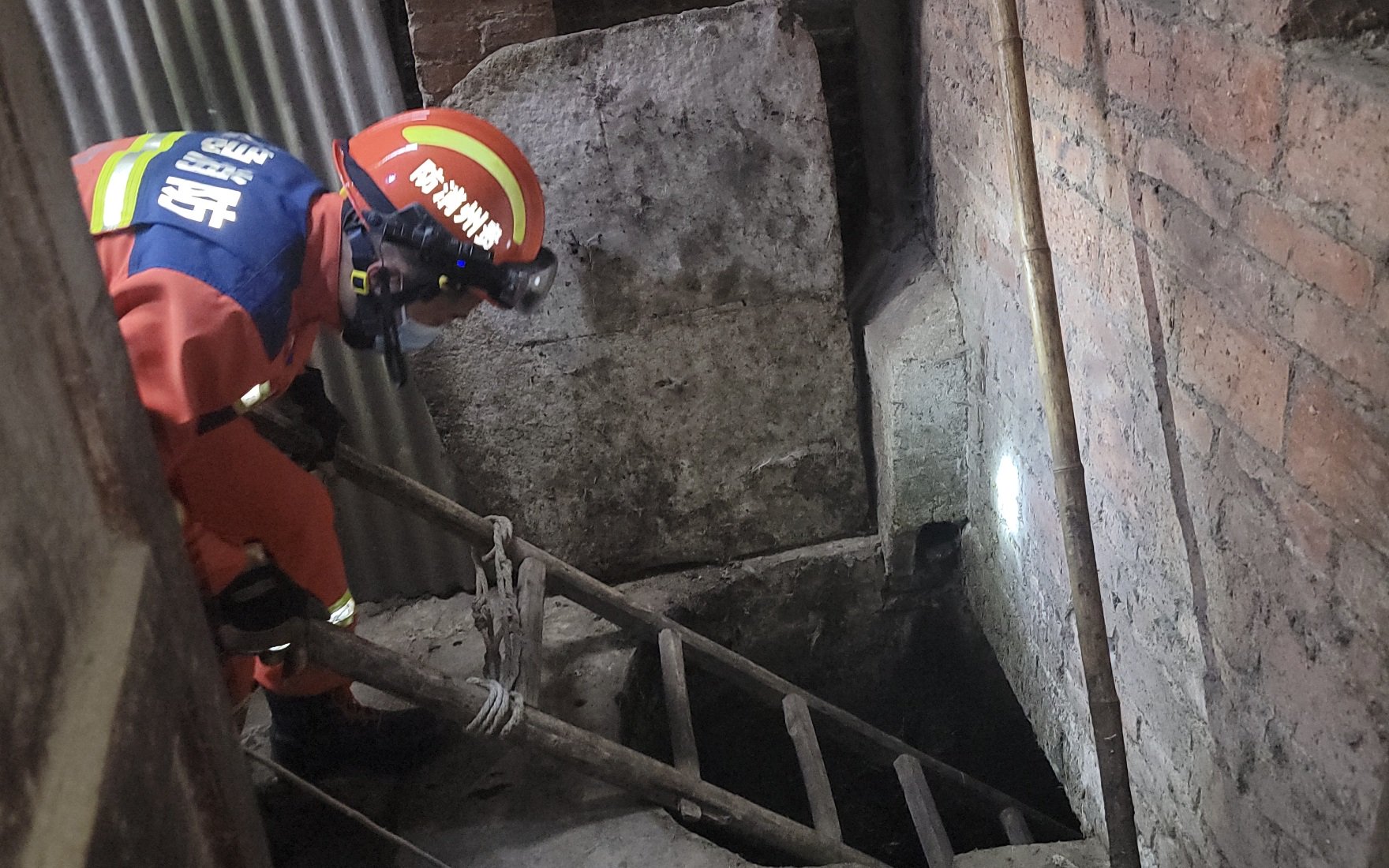 消防救援人員對糞池進行勘查。 圖源：燎原路消防救援站