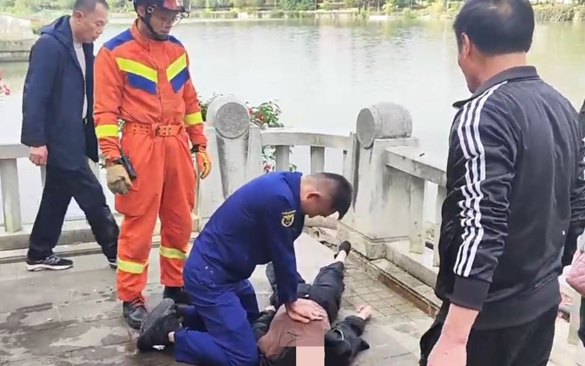 消防員林鬆為落水女子做心肺復甦。 圖源:福州市消防救援支隊