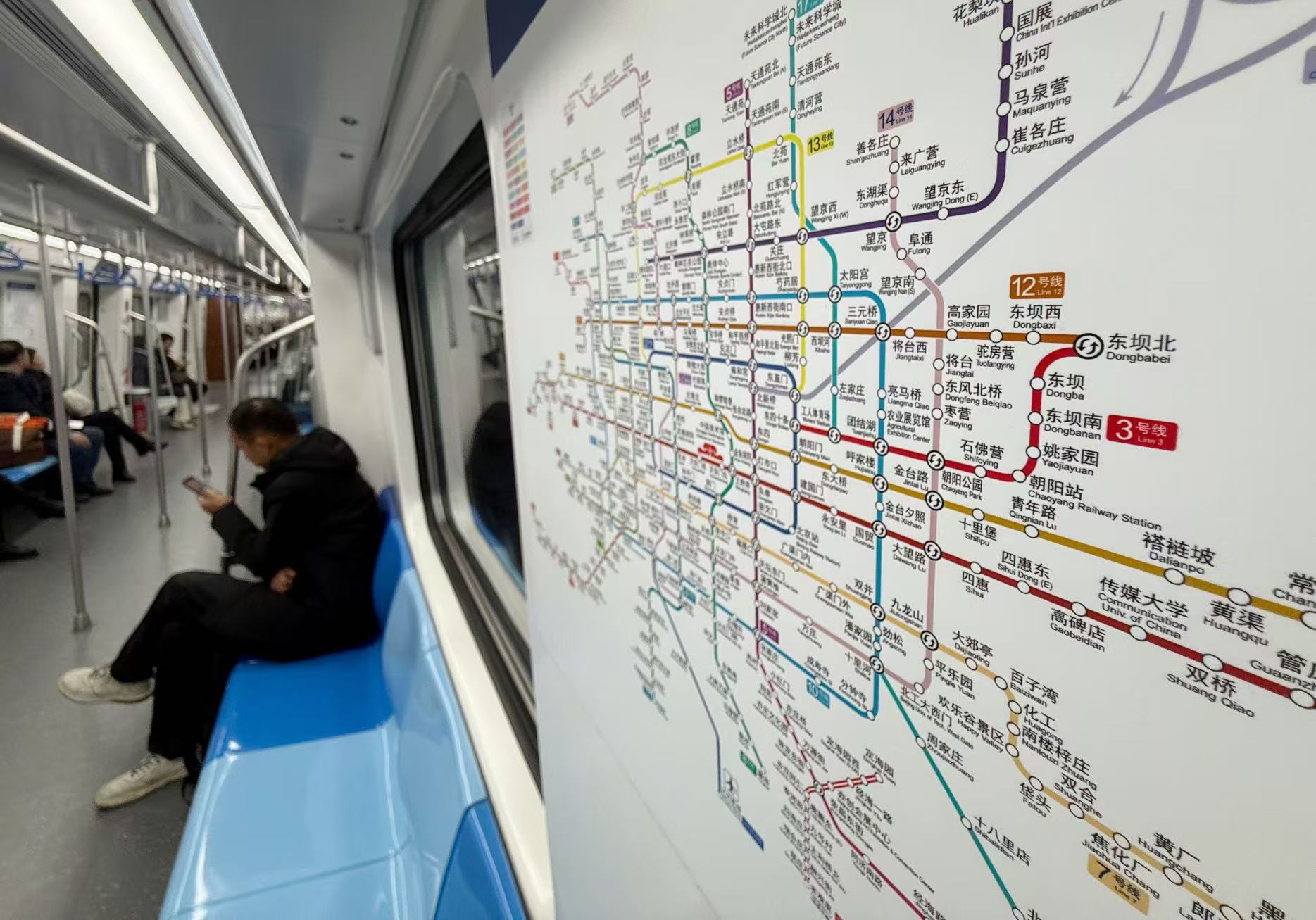 12月11日，地鐵19號線車廂內已更換為添加有3號線、12號線信息的新版線路圖。新京報記者 王貴彬 攝