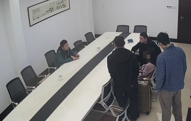 民警在派出所勸阻胡大姐。 圖源:杭州公安