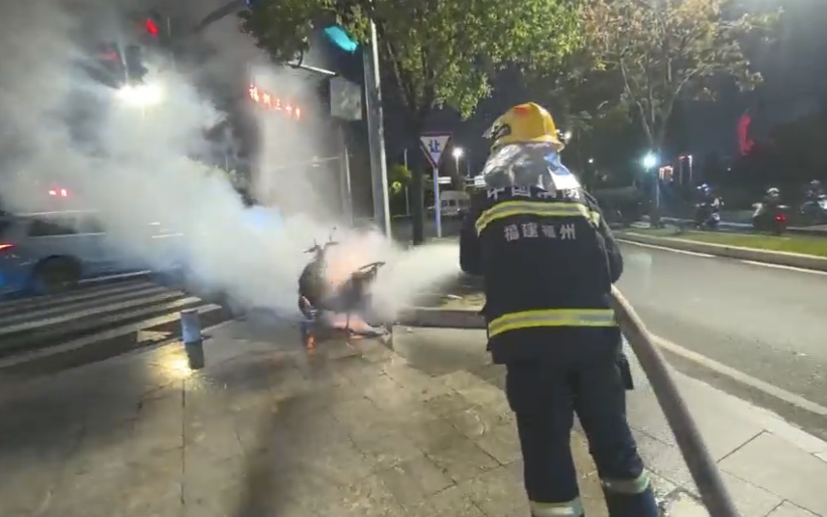 消防救援人員將火撲滅。圖源：福州市消防救援支隊