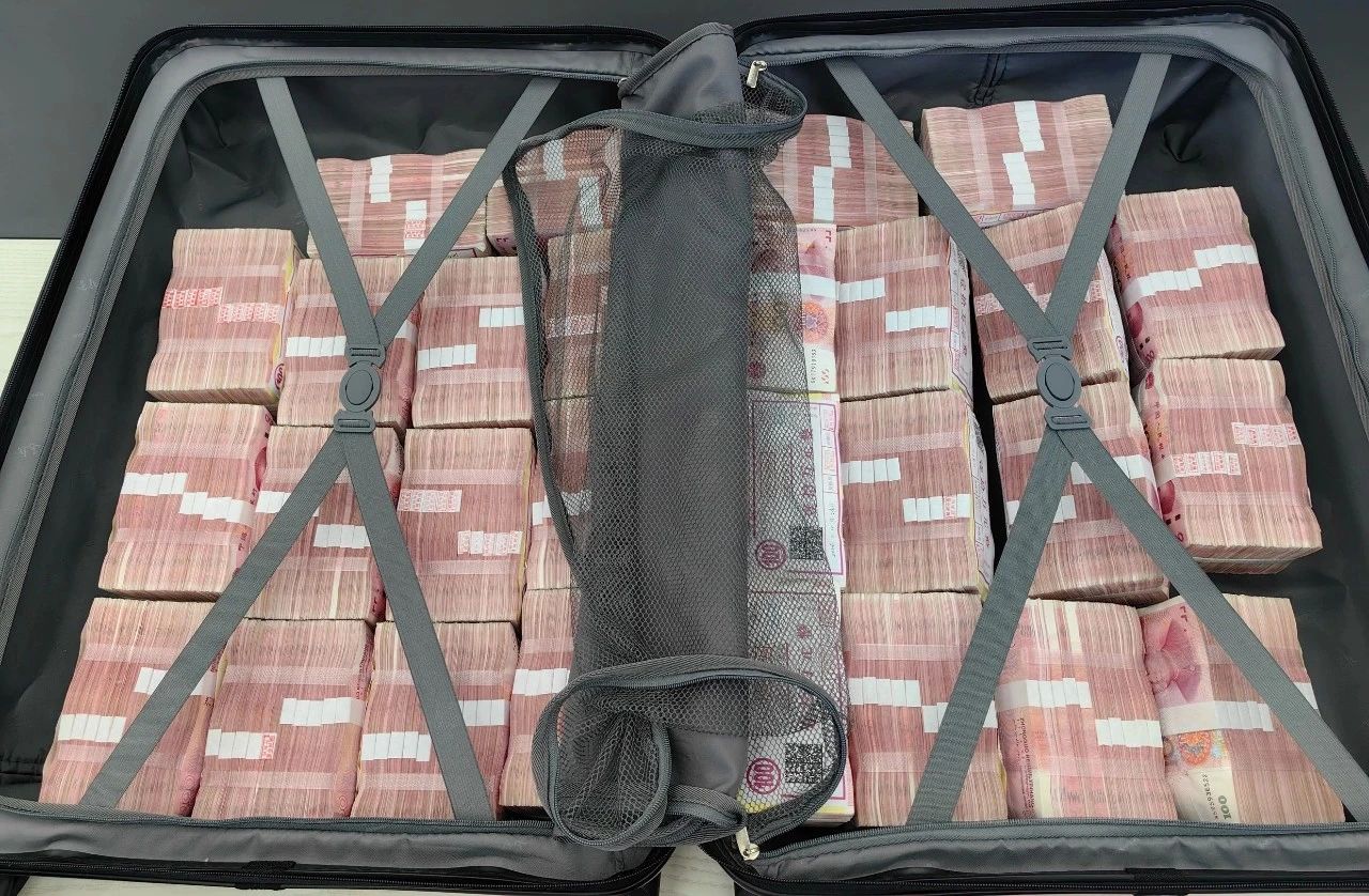 胡大姐取出的準備交給騙子的280萬元現金。 圖源:杭州公安