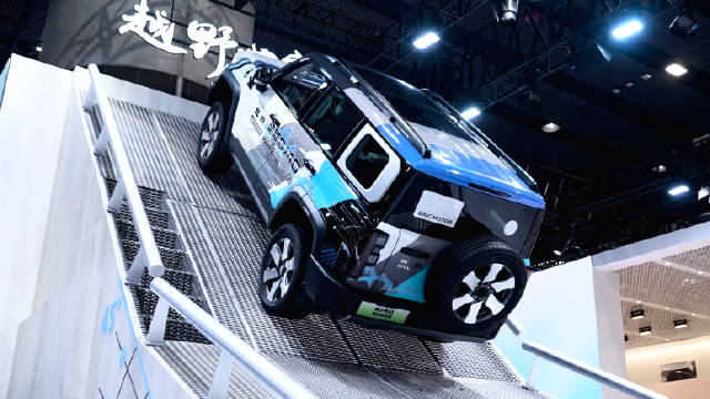 全新BJ40魔核电驱版攀爬百分百坡度 谁敢应战