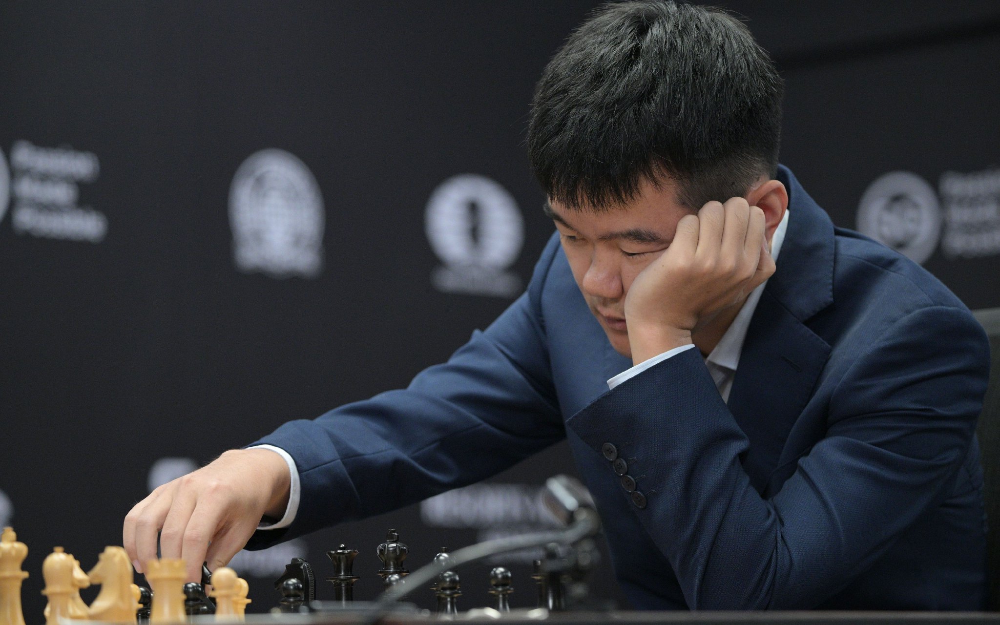 面對18歲古克什的衝擊，丁立人在最後一盤慢棋出現致命失誤。 圖/新華社