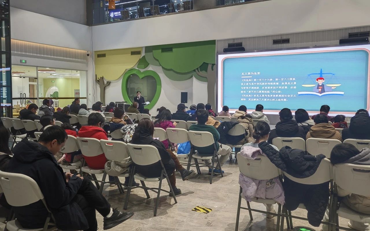 法官在現場為孩子們和家長開展普法講座。圖源：房山法院