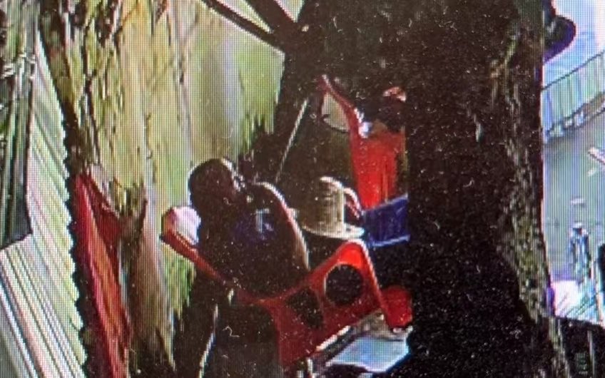 氣站工作人員在禁止吸煙的地方吸煙。 新京報記者 馬駿 攝