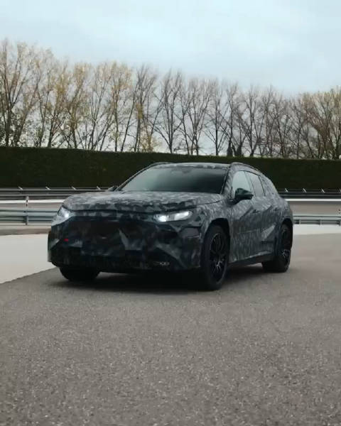 奔驰AMG的首款纯电性能SUV，隆起的机盖线条和大灯很让人期待啊…