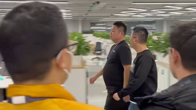 极越汽车实拍 谁说我们不让CEO上厕所的！